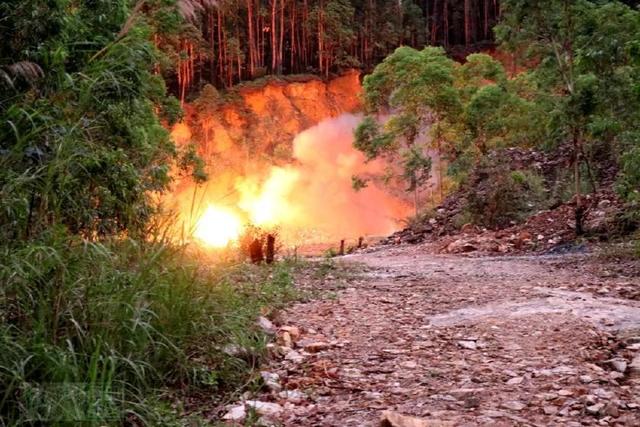 直击工程兵专业考核，现场火光冲天